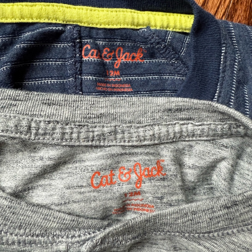 Set of 2 Cat & Jack Boy T-shirts - Size 12 months - Picture 3 of 3